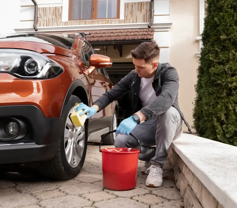 Lavage auto à domicile Bourbon-l'Archambault : professionnel intervenant sur un véhicule